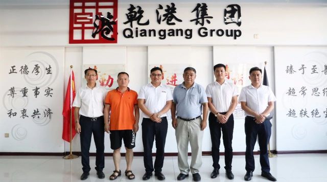 集團領(lǐng)導與蒞臨專家合影 集團領(lǐng)導與蒞臨專家合影